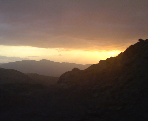 غروب کوهستان در جاده + عکاسی با موبایل